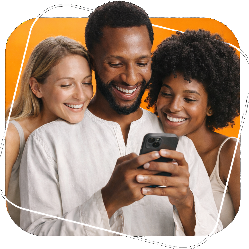 Pessoa usando o aplicativo HappFé no celular